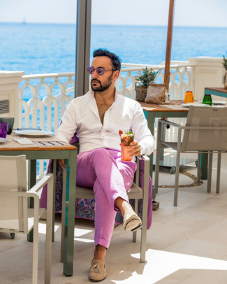 С чем носить ярко-розовый костюм