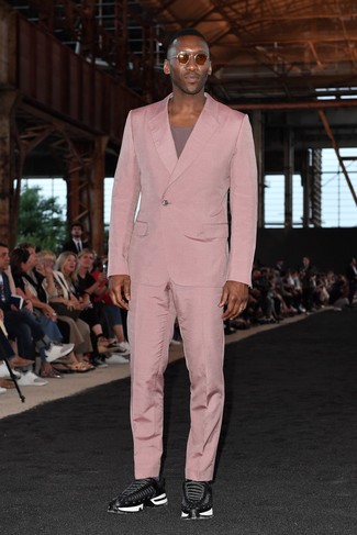 С чем носить ярко-розовый костюм