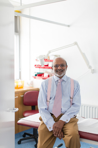 С чем носить ярко-розовые подтяжки