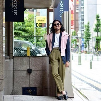 С чем носить ярко-розовый свитер мужчине