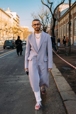 С чем носить ярко-розовый свитер мужчине