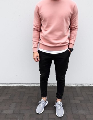 С чем носить ярко-розовый свитер мужчине