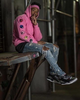 С чем носить ярко-розовый свитер мужчине