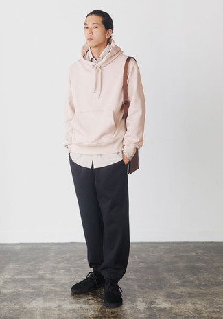 С чем носить ярко-розовый свитер мужчине