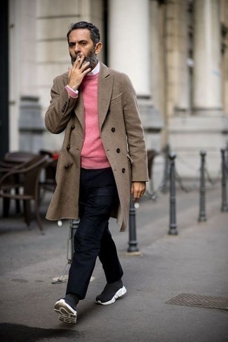 С чем носить ярко-розовый свитер мужчине