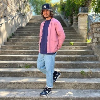 С чем носить ярко-розовый свитер мужчине