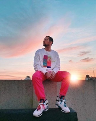 С чем носить ярко-розовые спортивные штаны мужчине