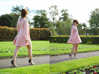 С чем носить ярко-розовое свободное платье