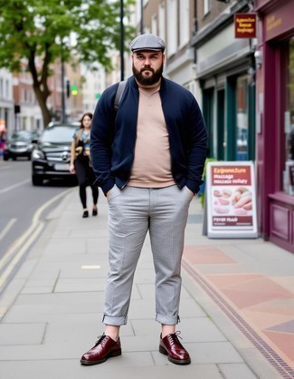 С чем носить ярко-розовую футболку мужчине