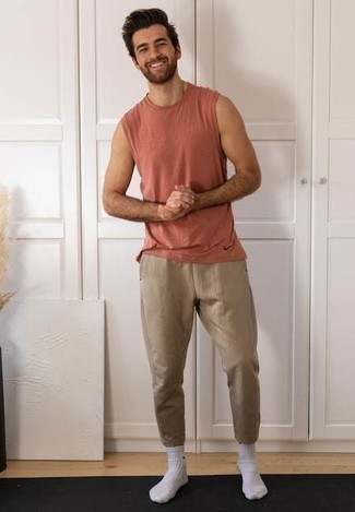 С чем носить ярко-розовую майку мужчине