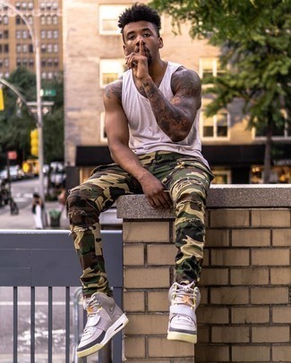 С чем носить ярко-розовую майку мужчине