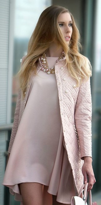 С чем носить ярко-розовую большую сумку