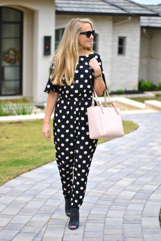 С чем носить ярко-розовую большую сумку