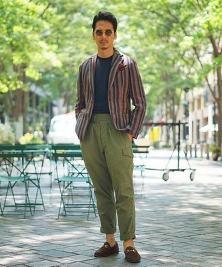 С чем носить ярко-розовый пиджак в вертикальную полоску мужчине