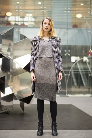 С чем носить пальто с узором "гусиные лапки" женщине