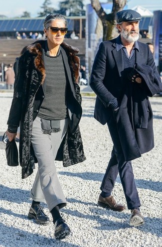 С чем носить классические брюки с узором "гусиные лапки" женщине