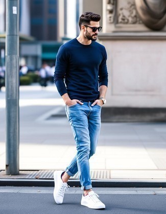 Как носить джинсы с свитером с круглым вырезом мужчине