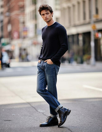 Как носить джинсы с свитером с круглым вырезом мужчине