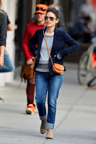 Как носить джинсы с свитером с круглым вырезом женщине