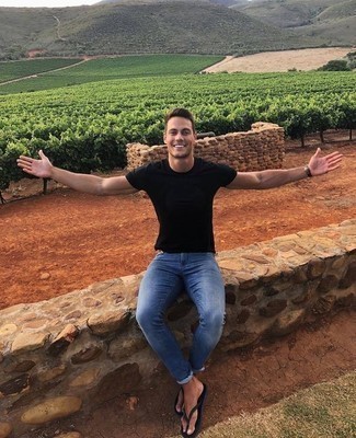 Как носить джинсы с сланцами мужчине