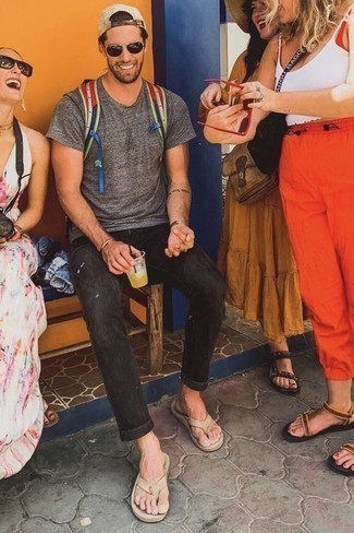 Как носить джинсы с сланцами мужчине