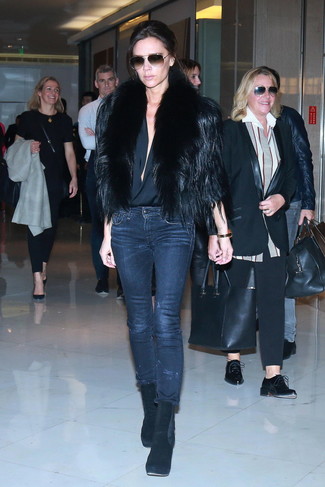 Как носить джинсы с короткой шубой