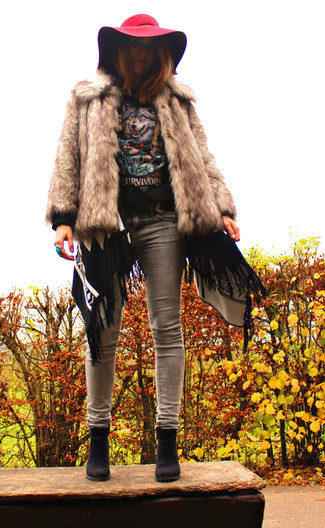 Как носить джинсы с короткой шубой