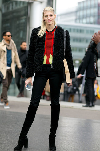 Как носить джинсы с короткой шубой