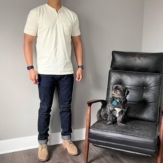 Как носить джинсы с футболкой на пуговицах мужчине