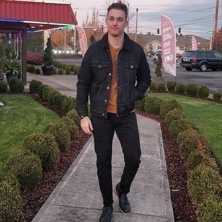 Как носить джинсы с футболкой на пуговицах мужчине