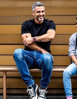 Как носить джинсы с высокими кедами мужчине