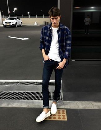 Как носить джинсы с рубашкой с длинным рукавом мужчине