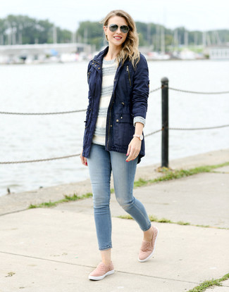 Как носить джинсы с паркой женщине