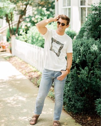 Как носить джинсы с сандалиями мужчине