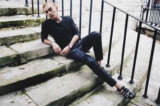 Как носить джинсы с сандалиями мужчине