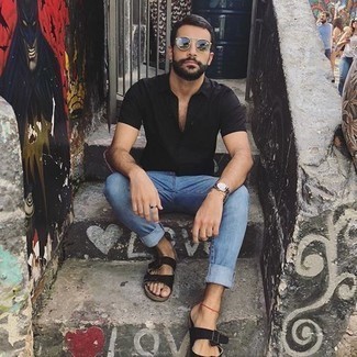 Как носить джинсы с сандалиями мужчине