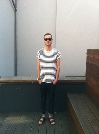 Как носить джинсы с сандалиями мужчине