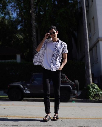 Как носить джинсы с сандалиями мужчине