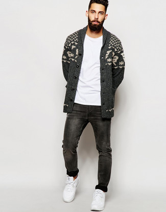 Как носить джинсы с свитером с отложным воротником