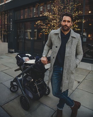 Как носить джинсы с свитером с отложным воротником