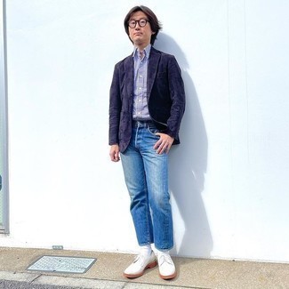 Как носить джинсы с рубашкой за 40 лет мужчине