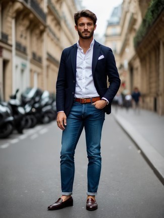 Как носить джинсы с рубашкой мужчине