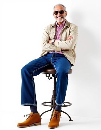 Как носить джинсы с рубашкой за 50 лет мужчине