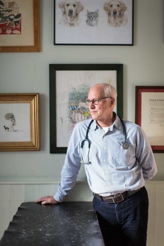 Как носить джинсы с рубашкой за 60 лет мужчине