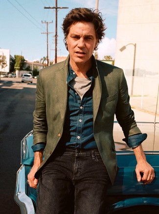 Как носить джинсы с рубашкой за 40 лет мужчине