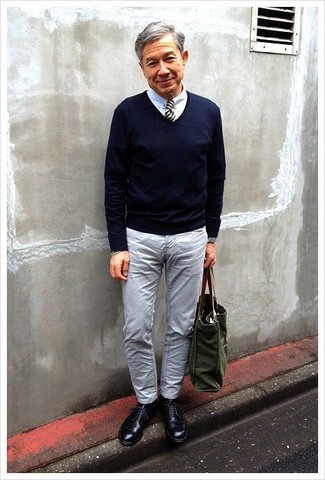 Как носить джинсы с рубашкой за 50 лет мужчине