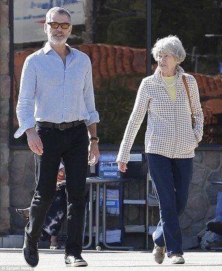 Как носить джинсы с рубашкой за 60 лет мужчине