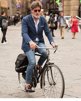 Как носить джинсы с рубашкой за 50 лет мужчине