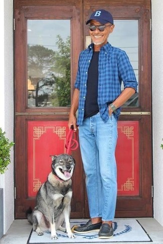 Как носить джинсы с рубашкой за 60 лет мужчине