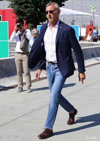 Как носить джинсы с рубашкой за 50 лет мужчине